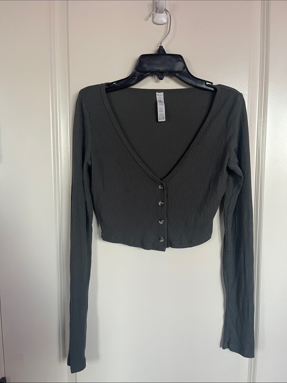 ALO Yoga Gray Ribbed V-Neck Button-Front Long Sleeve Crop Size S